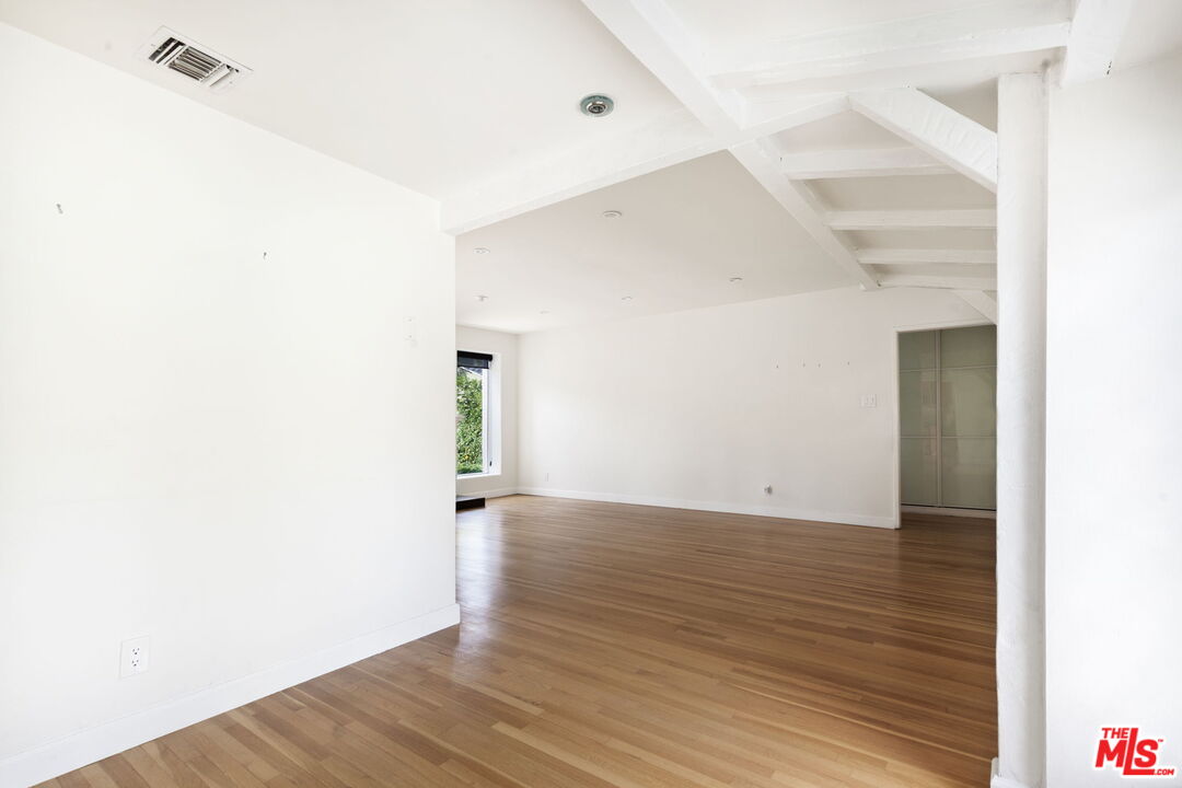 4343 Noble Ave