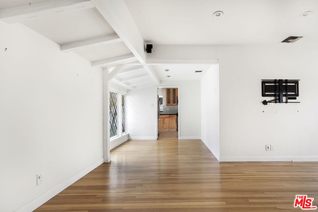 4343 Noble Ave