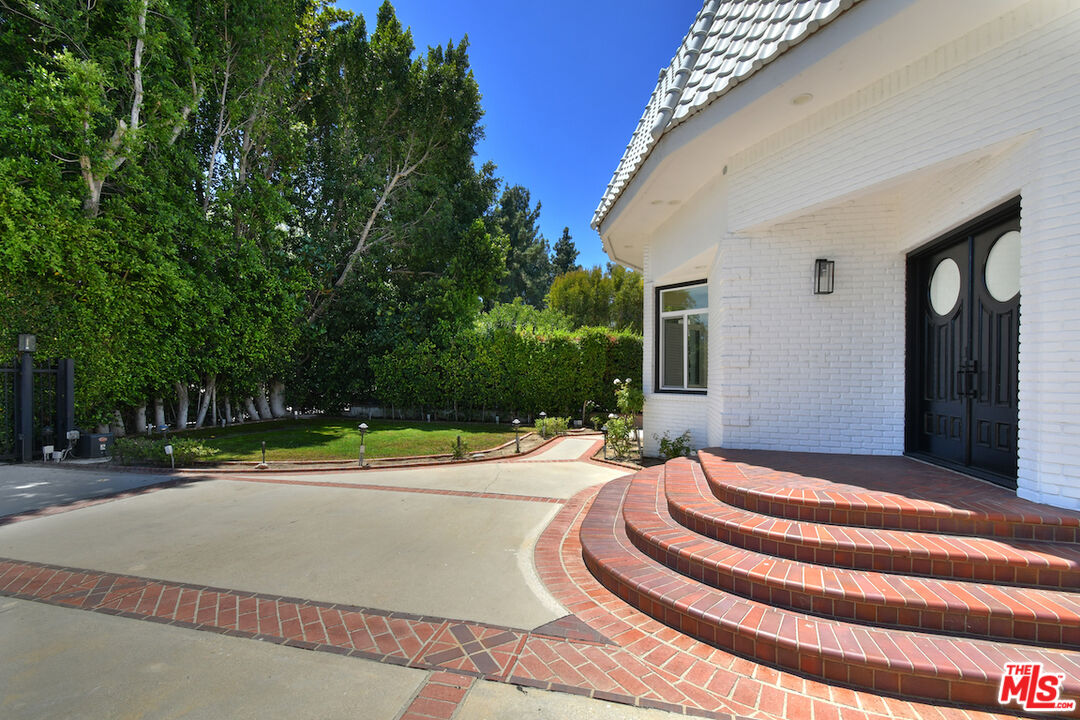 14713 Valleyheart Dr
