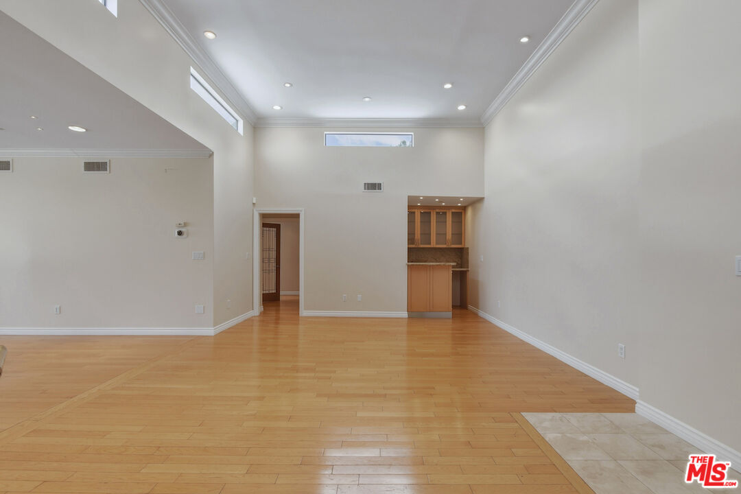 4443 Ventura Canyon Ave Unit: 304