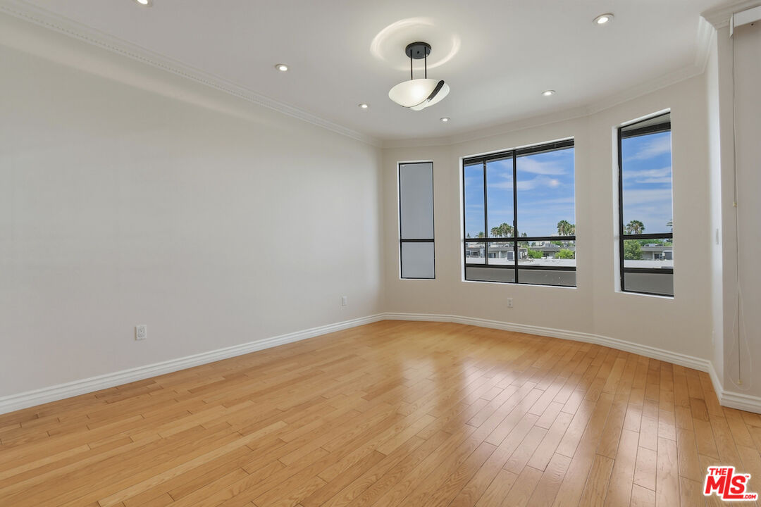 4443 Ventura Canyon Ave Unit: 304