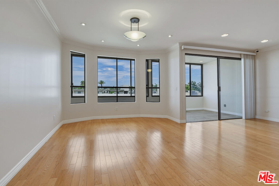 4443 Ventura Canyon Ave Unit: 304