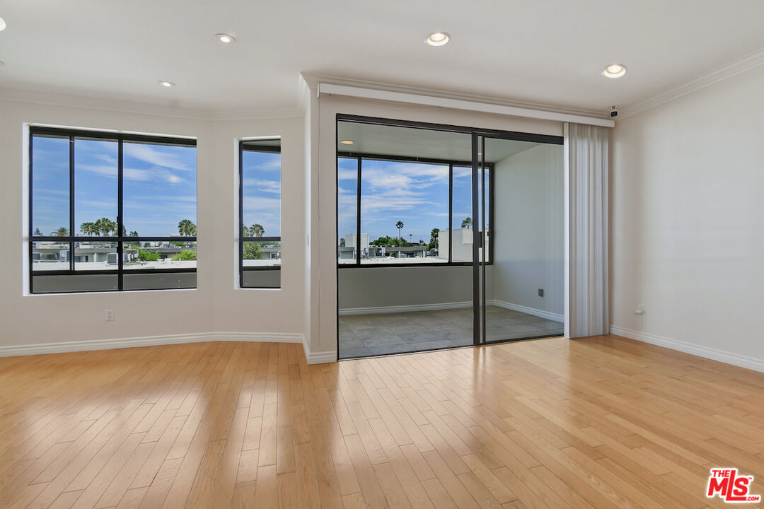 4443 Ventura Canyon Ave Unit: 304