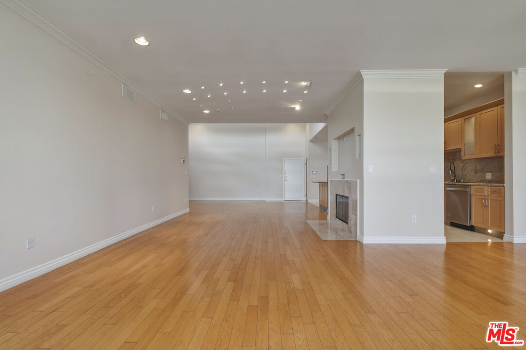 4443 Ventura Canyon Ave Unit: 304