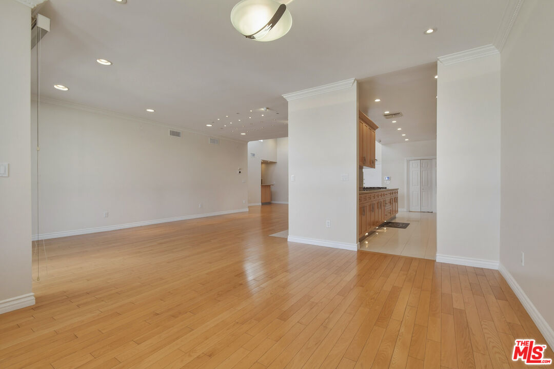 4443 Ventura Canyon Ave Unit: 304