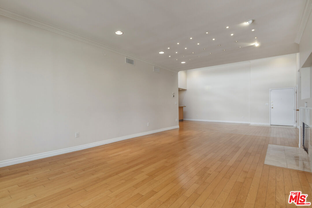 4443 Ventura Canyon Ave Unit: 304