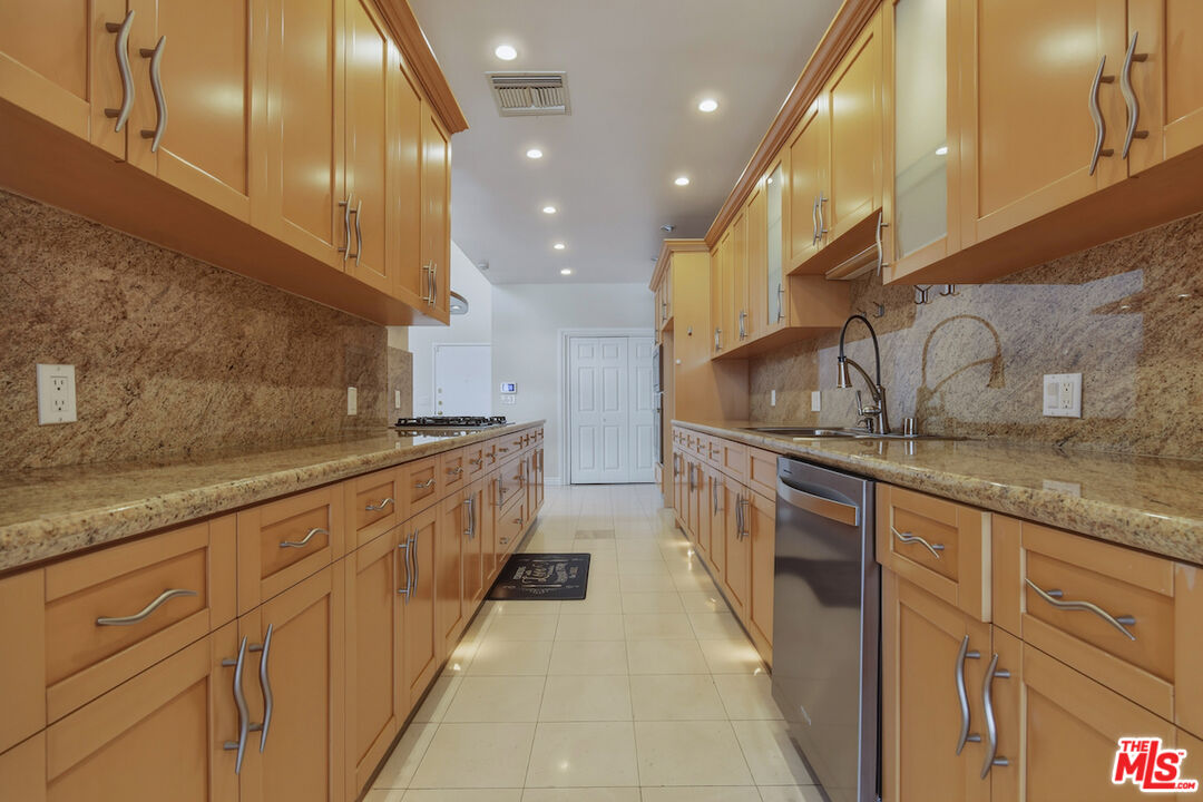 4443 Ventura Canyon Ave Unit: 304
