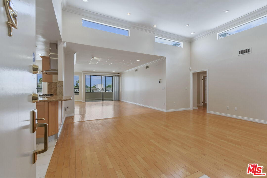 4443 Ventura Canyon Ave Unit: 304