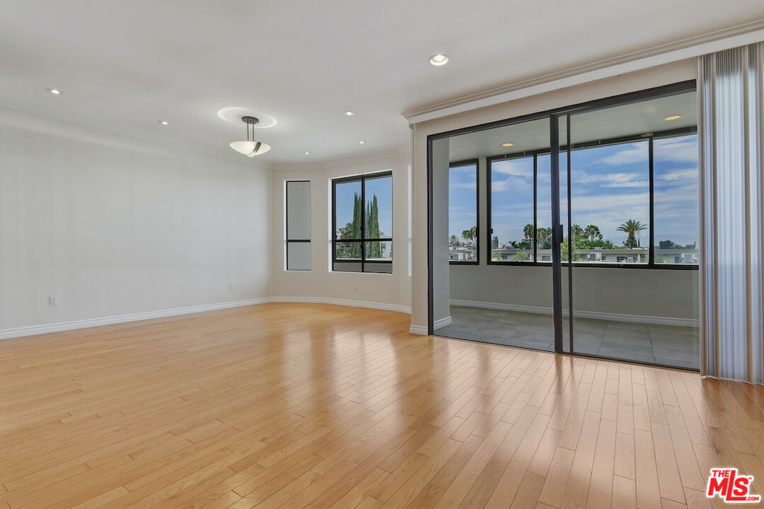 4443 Ventura Canyon Ave Unit: 304