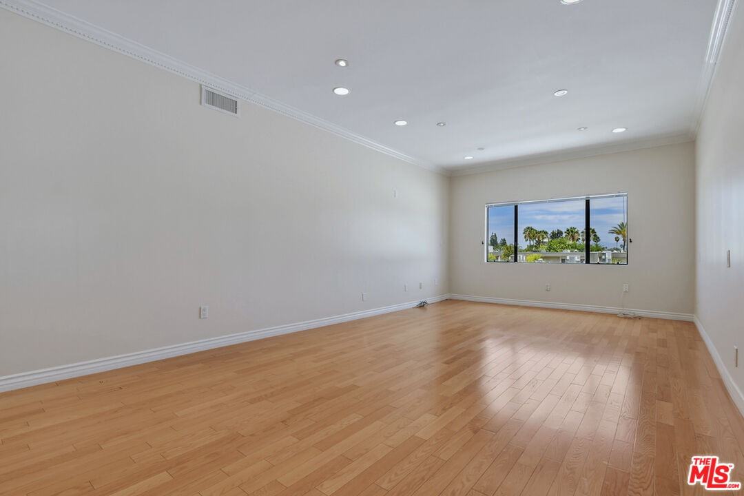 4443 Ventura Canyon Ave Unit: 304
