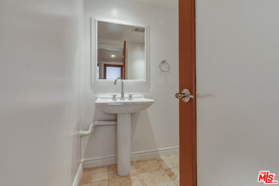 4443 Ventura Canyon Ave Unit: 304