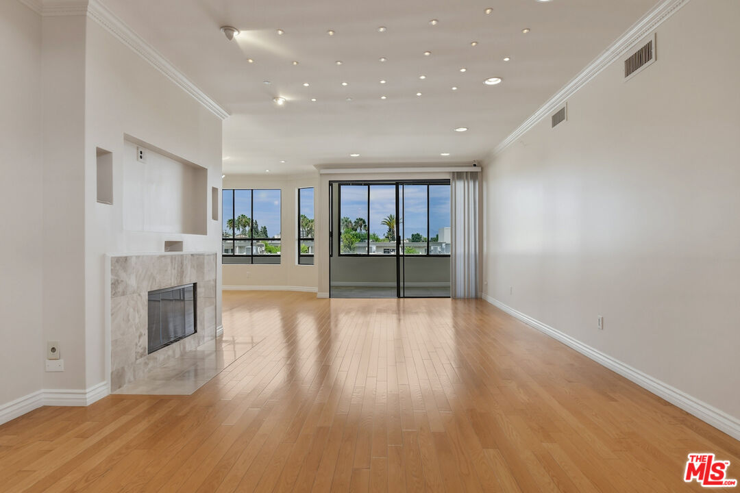 4443 Ventura Canyon Ave Unit: 304