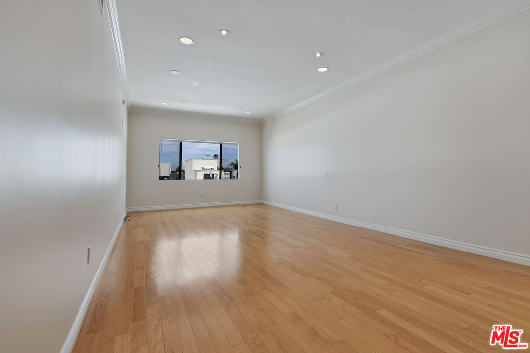 4443 Ventura Canyon Ave Unit: 304