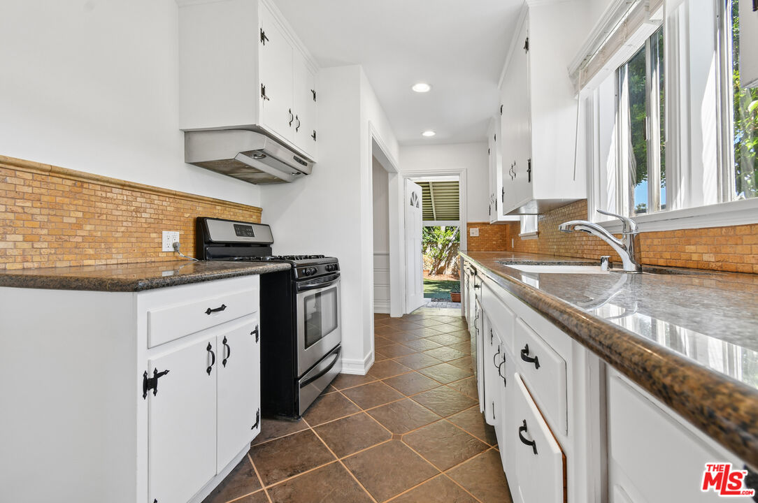 14335 Magnolia Blvd