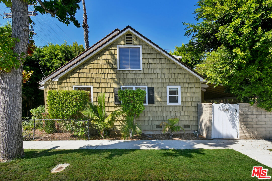 14335 Magnolia Blvd