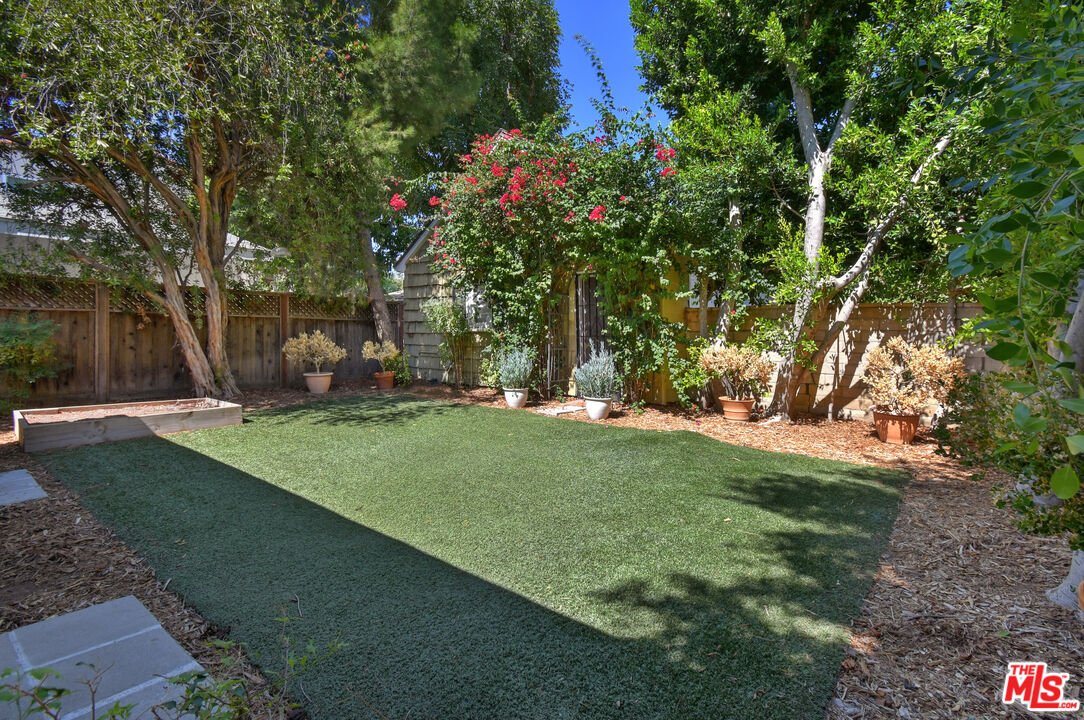14335 Magnolia Blvd