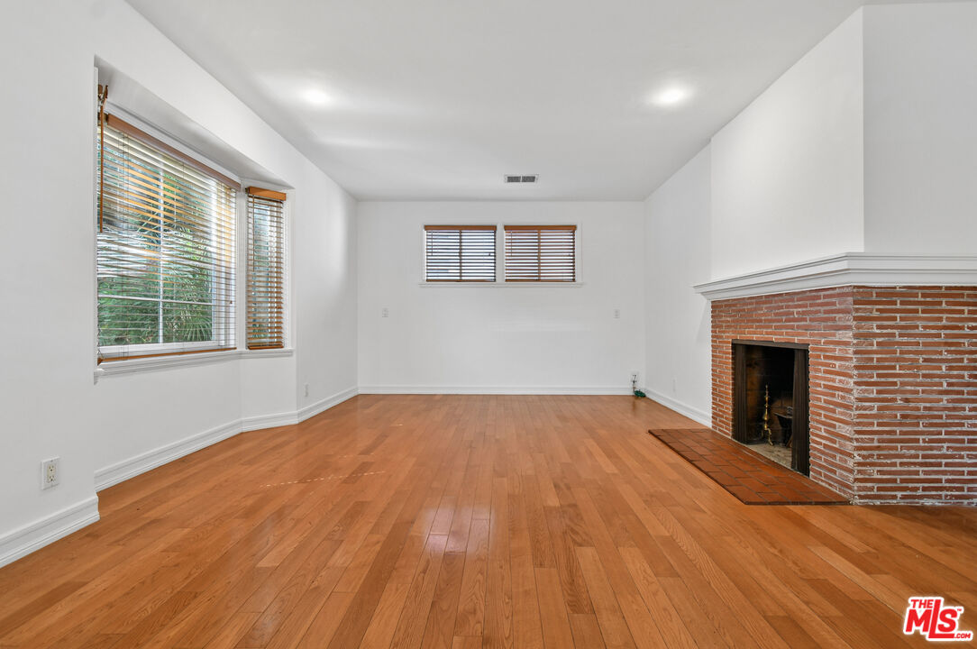 14335 Magnolia Blvd