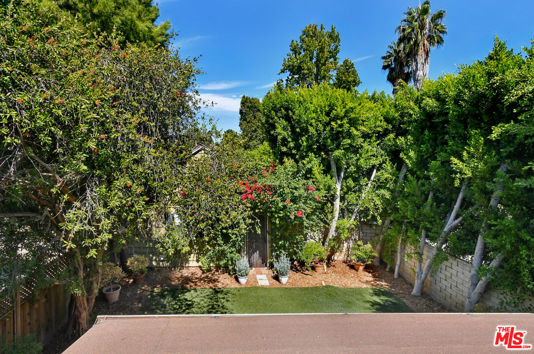14335 Magnolia Blvd
