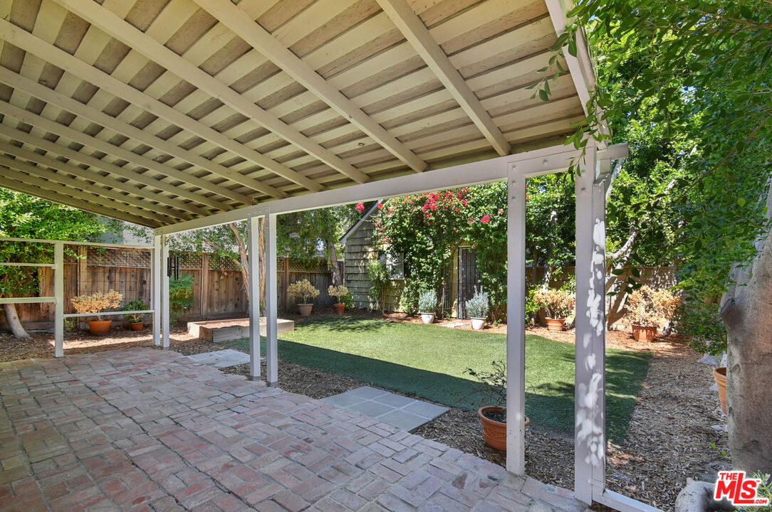 14335 Magnolia Blvd