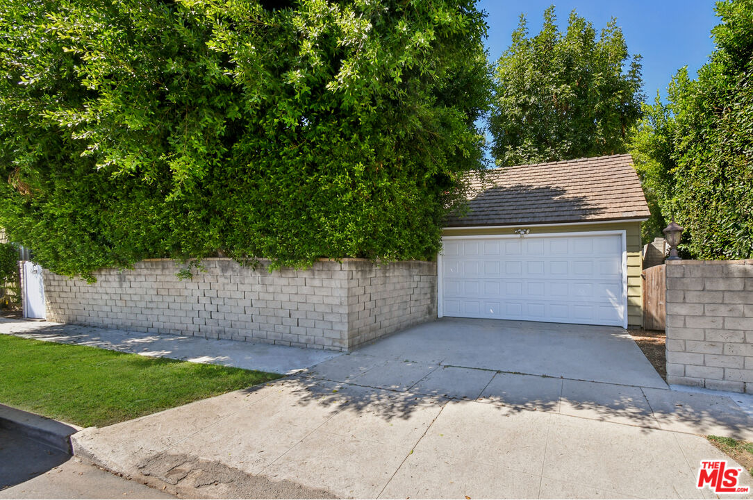 14335 Magnolia Blvd