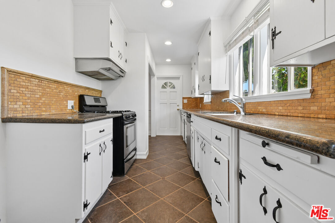 14335 Magnolia Blvd