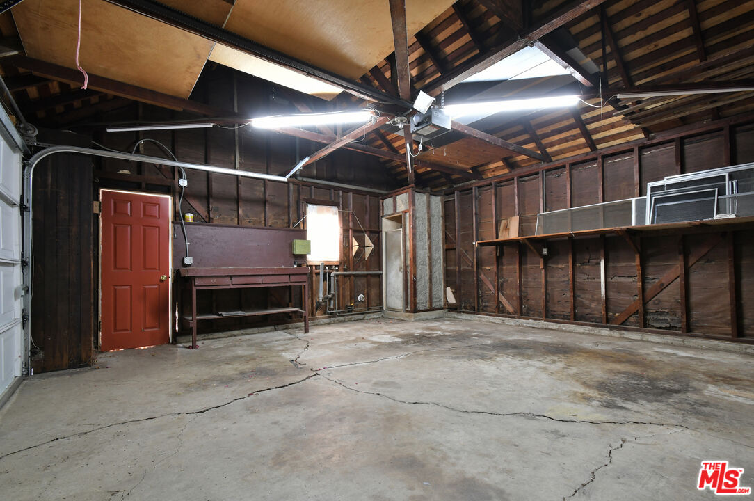14335 Magnolia Blvd