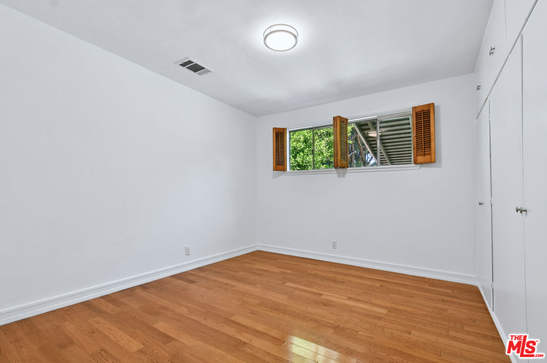 14335 Magnolia Blvd