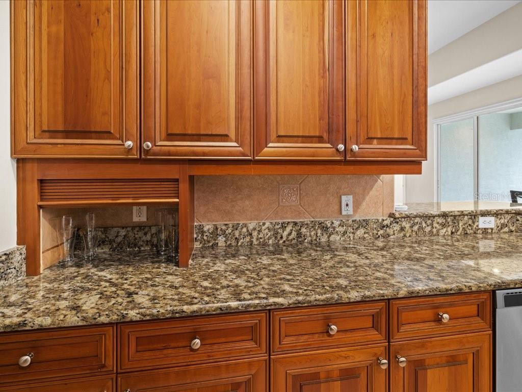 3927 WHISPERING OAKS DR