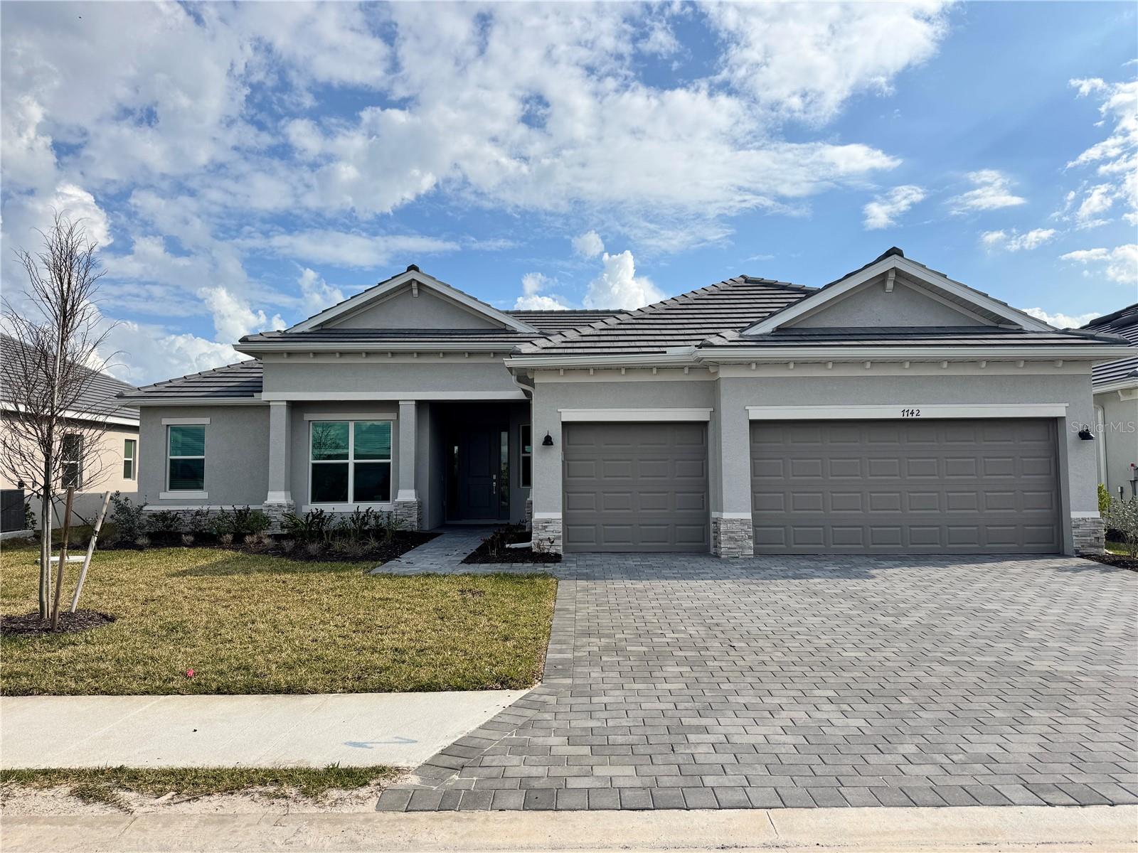 7742 LAKES EDGE LN