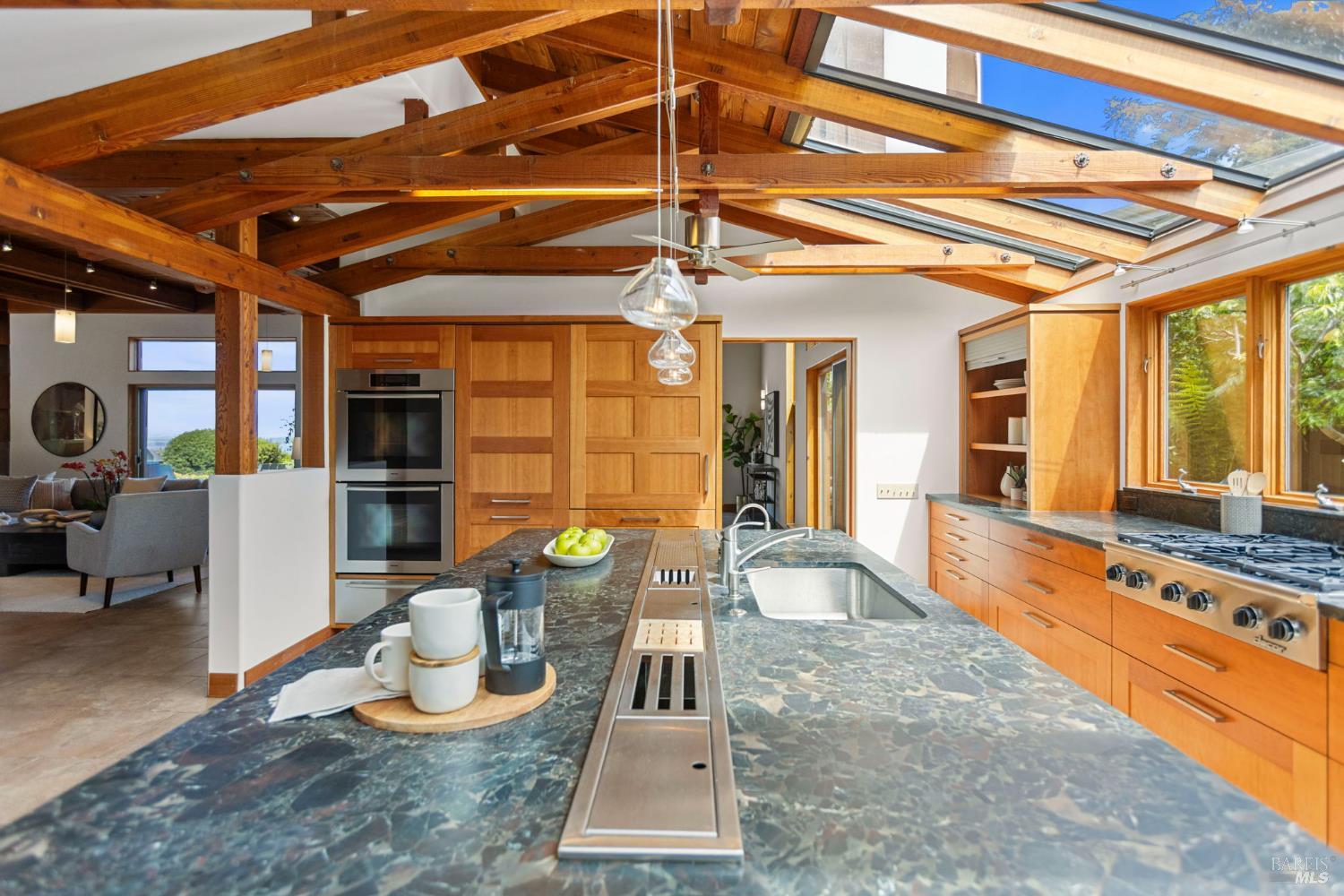 390 Panoramic Highway