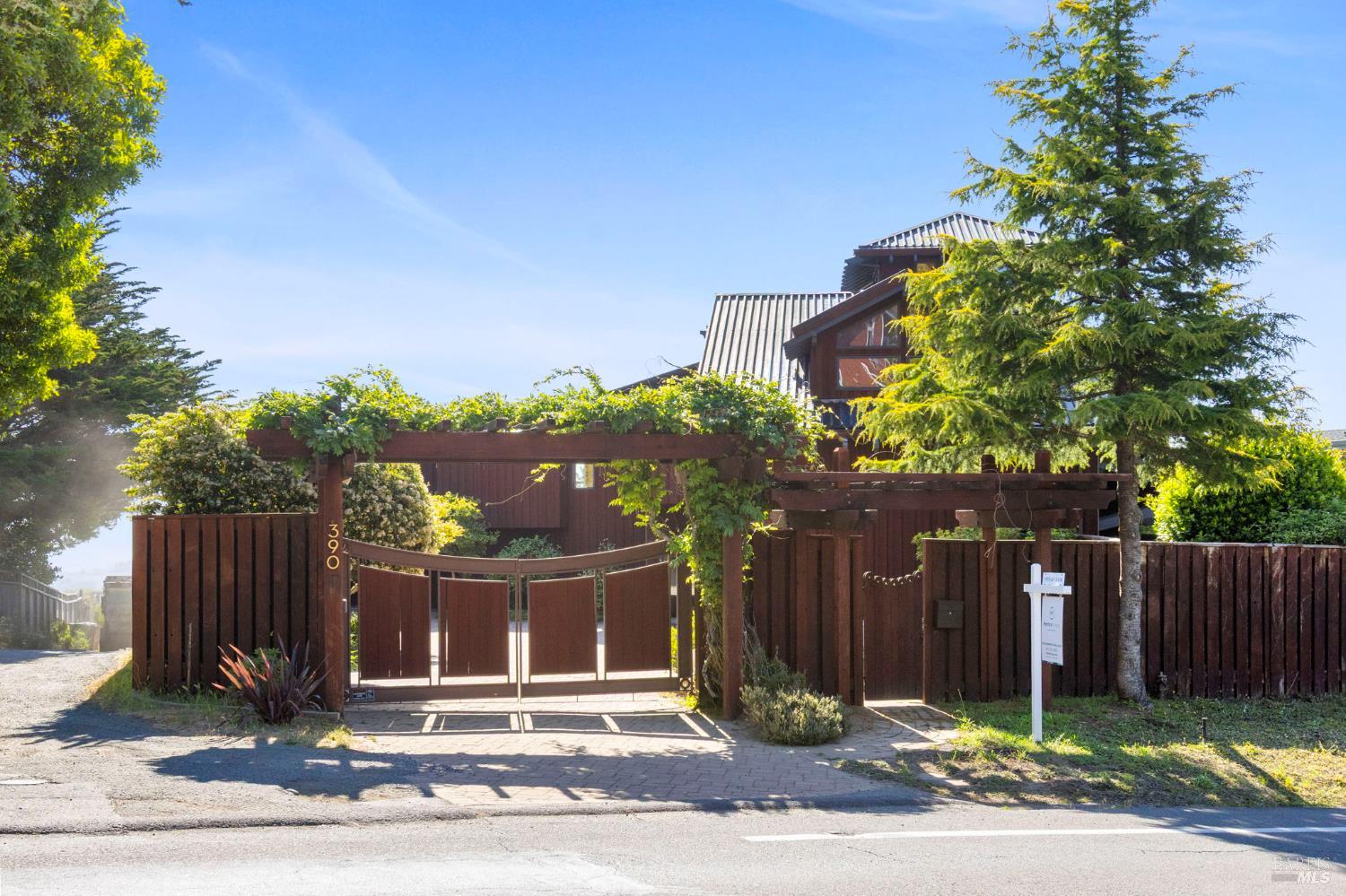 390 Panoramic Highway