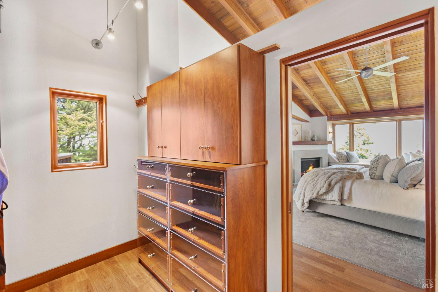 390 Panoramic Highway