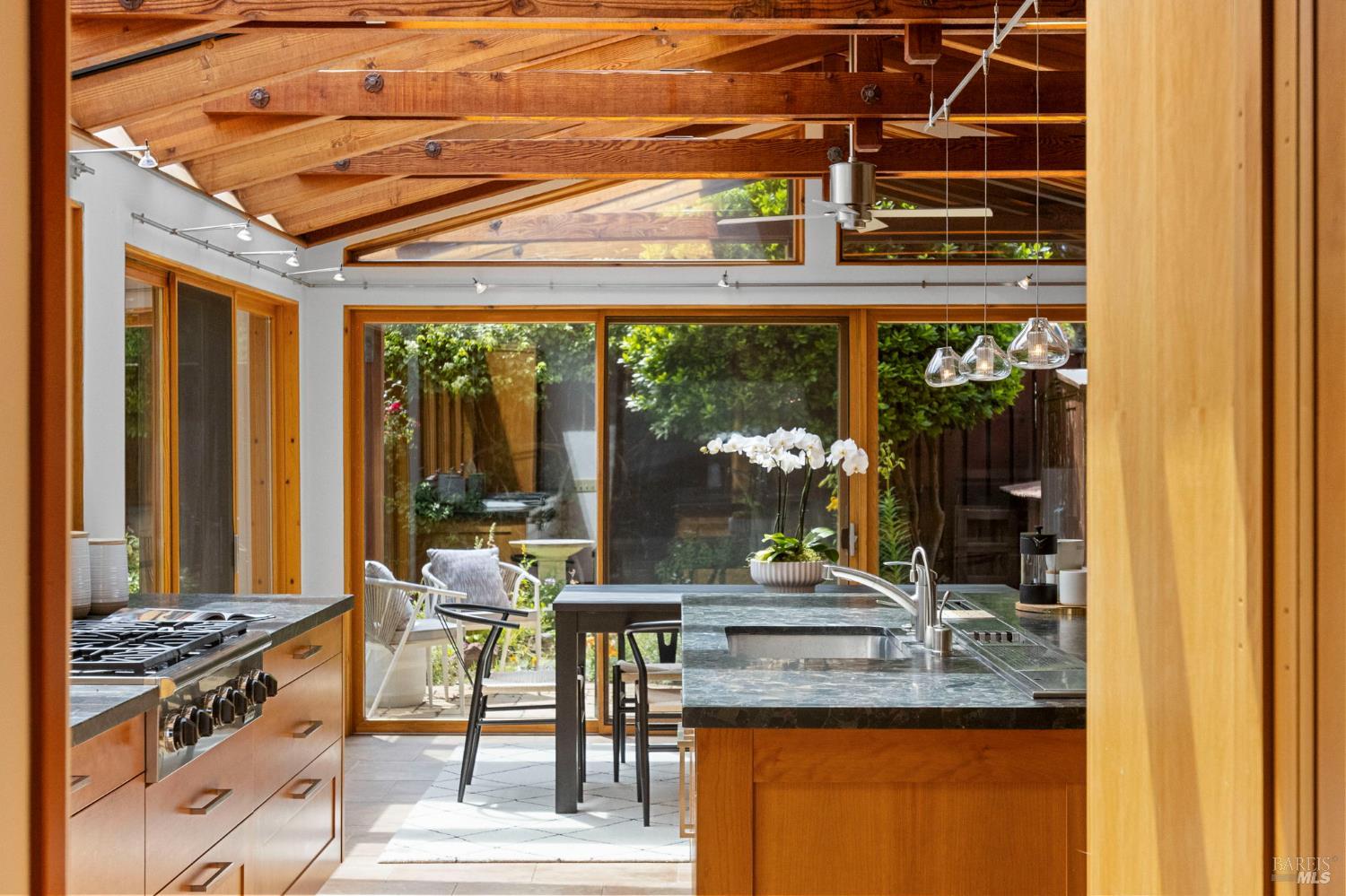 390 Panoramic Highway