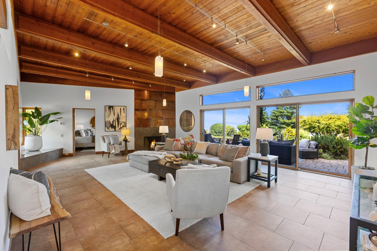 390 Panoramic Highway