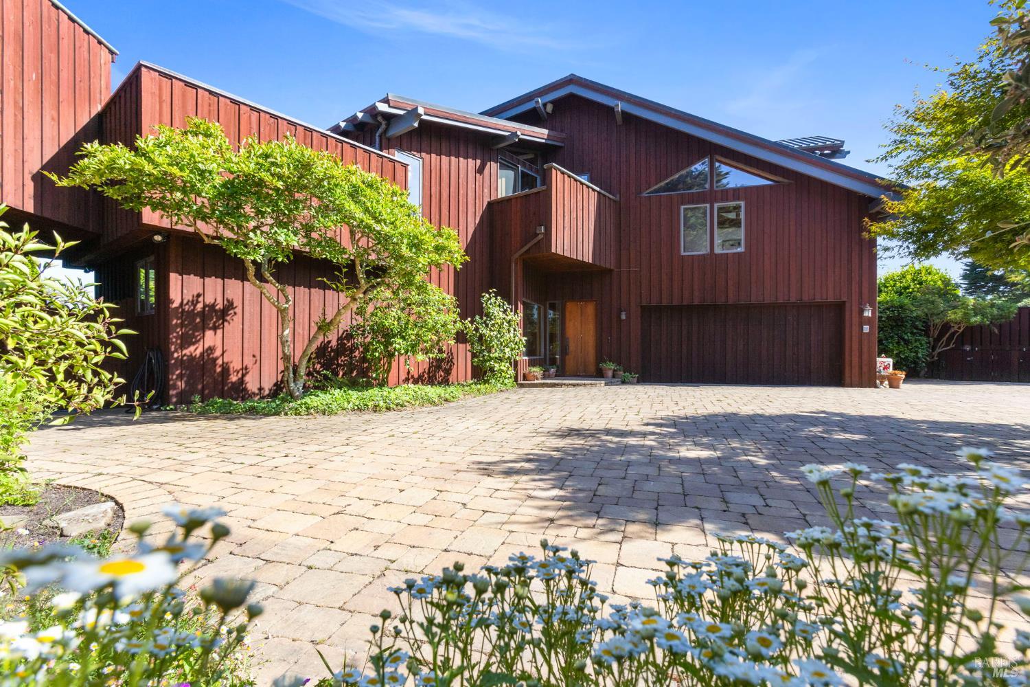 390 Panoramic Highway