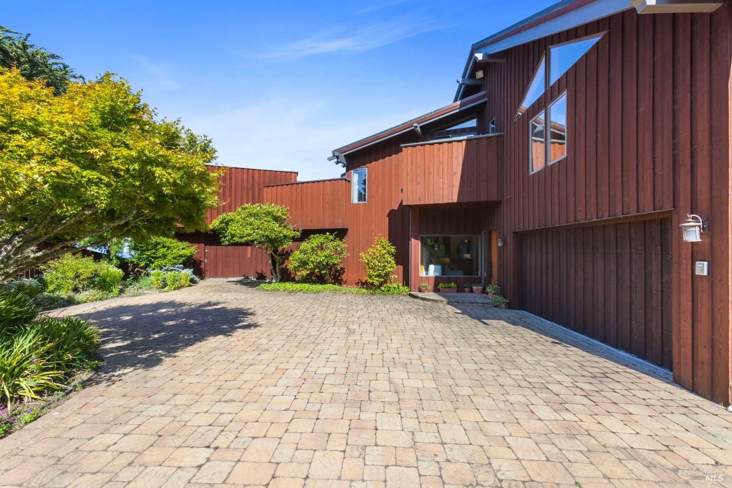 390 Panoramic Highway