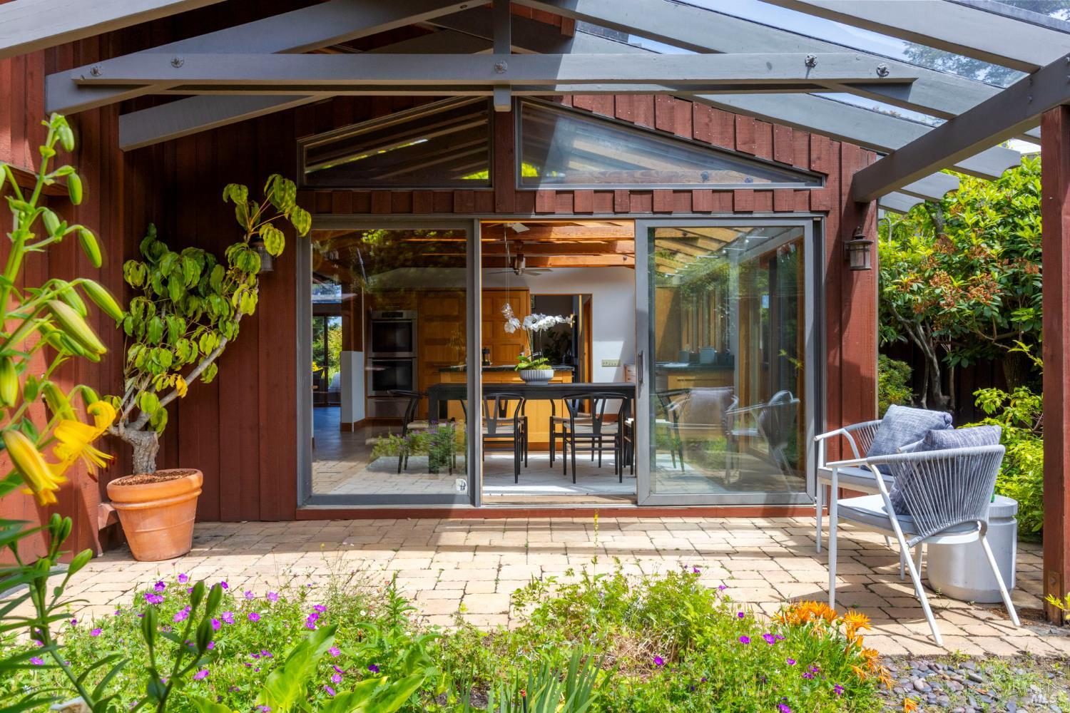 390 Panoramic Highway