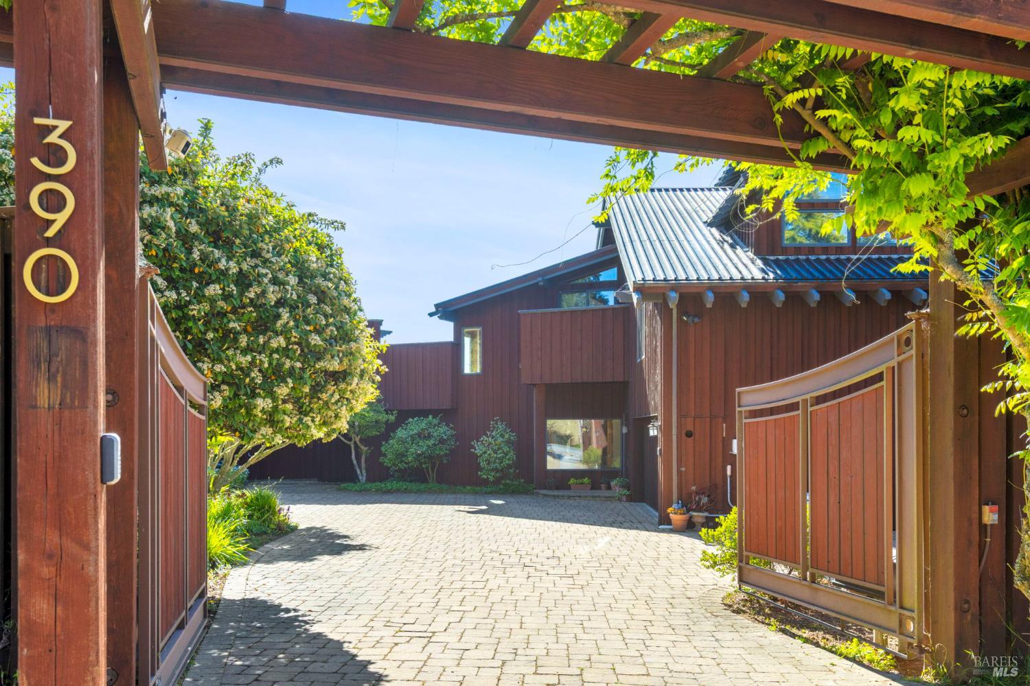 390 Panoramic Highway