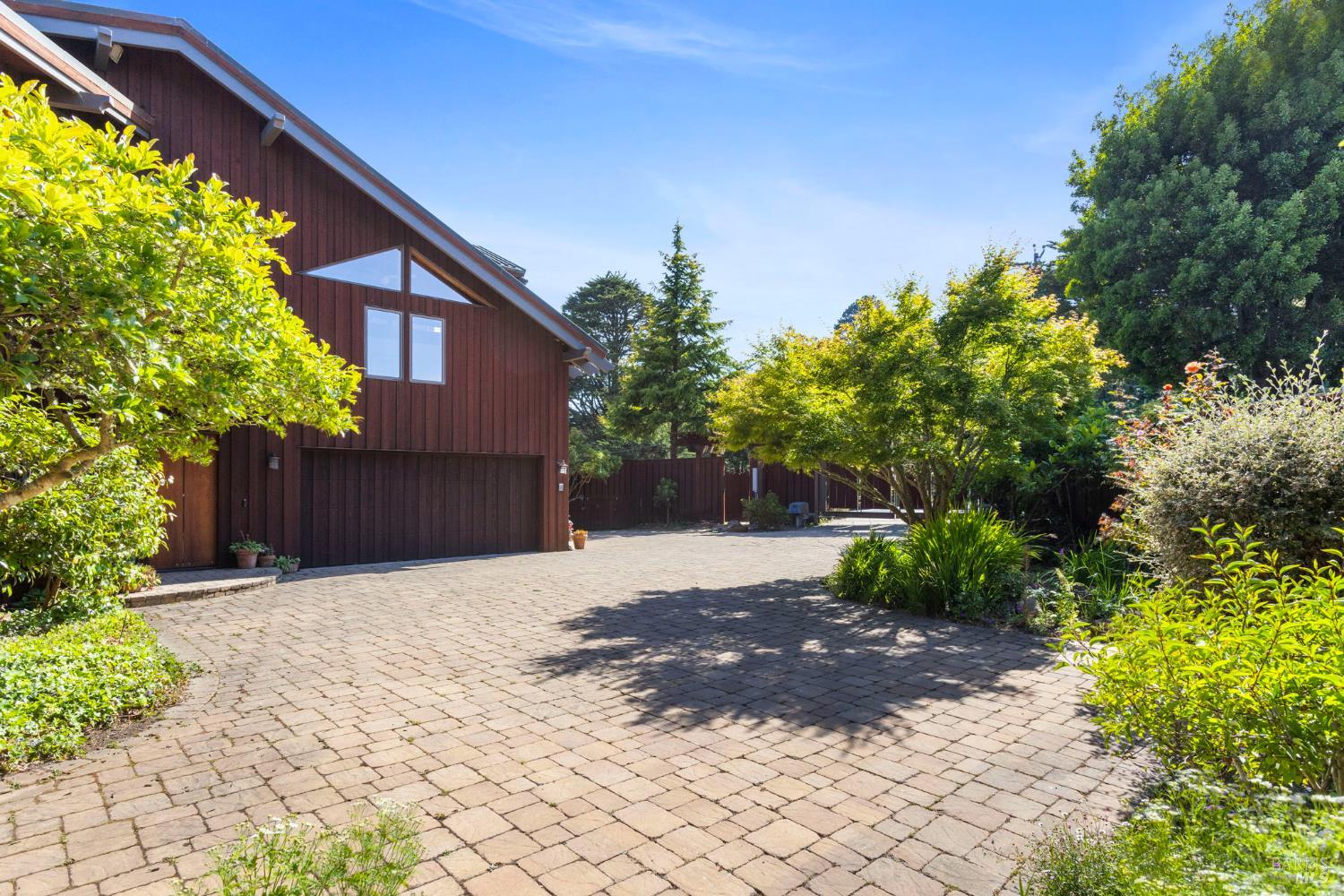 390 Panoramic Highway