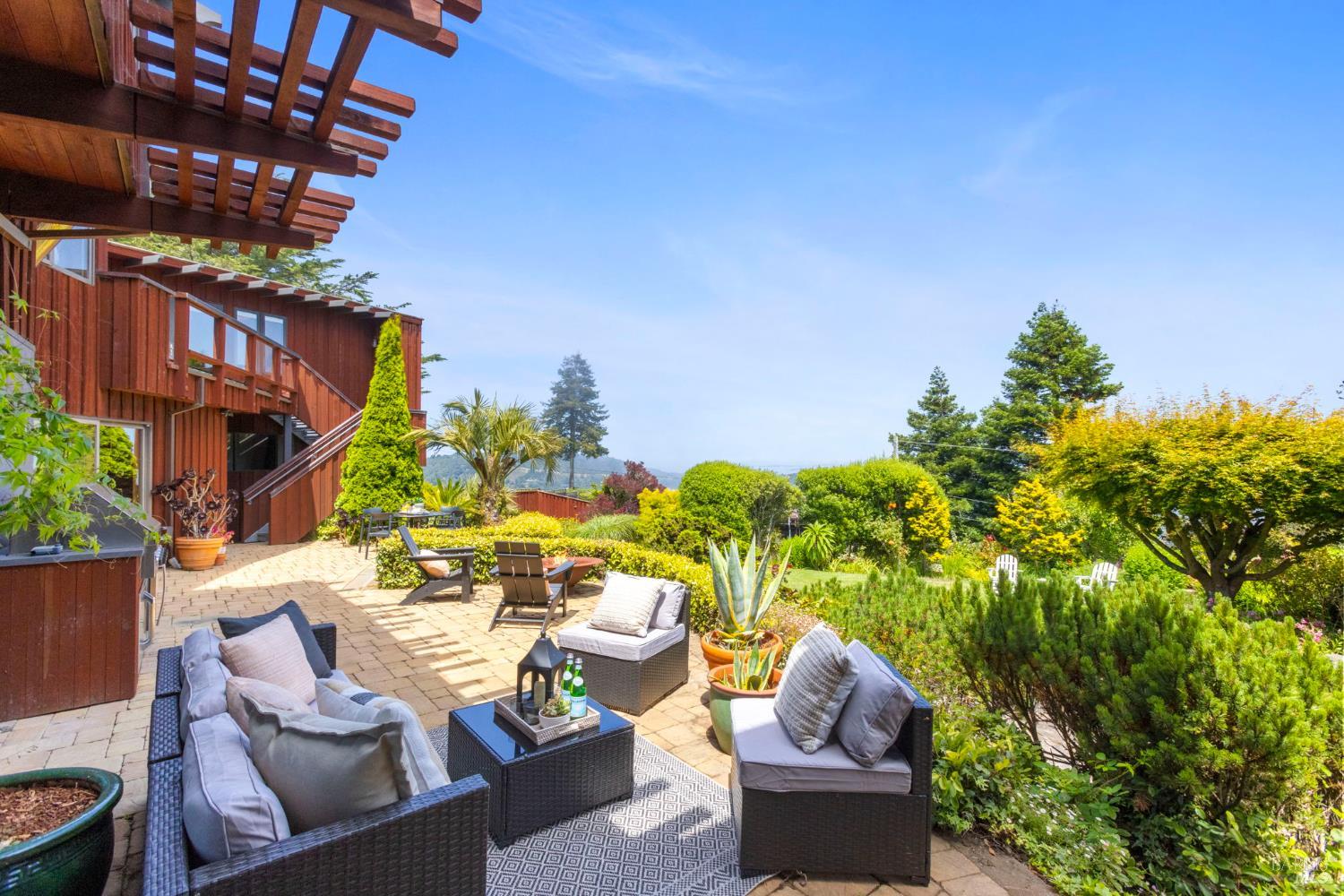 390 Panoramic Highway