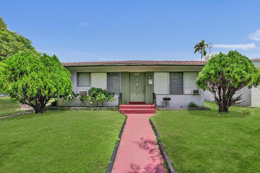 1913 Taylor Street Hollywood Fl Us 33020 B26059024