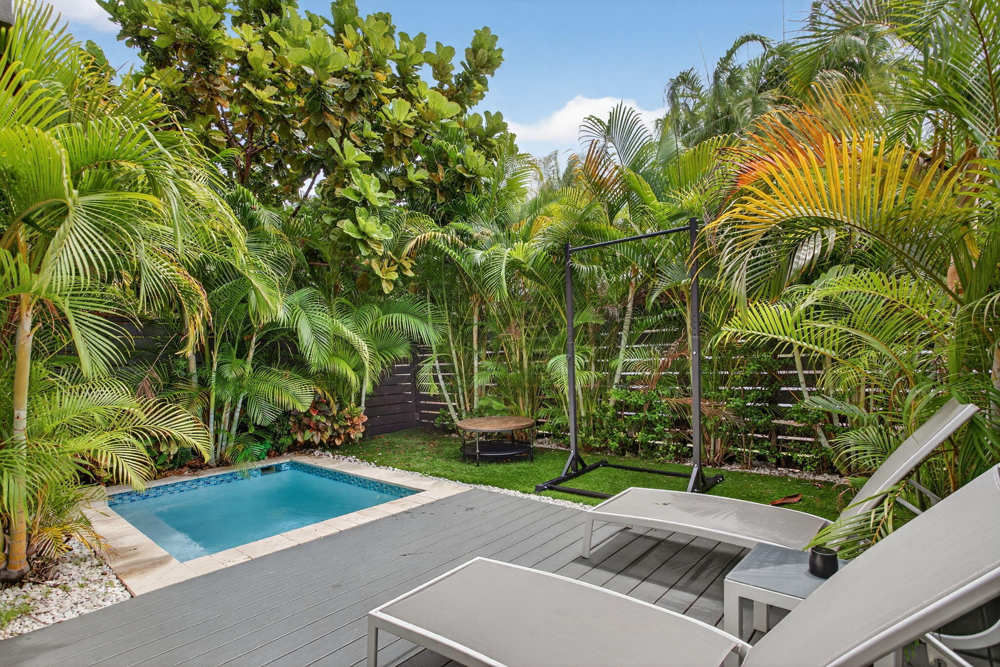 1044 N VICTORIA PARK Road