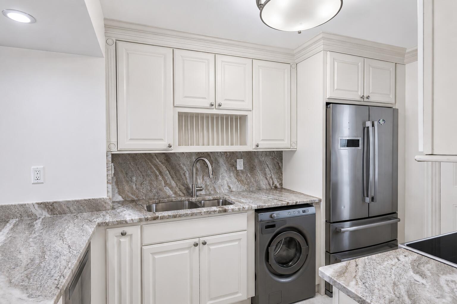 1021 HILLSBORO MILE 607