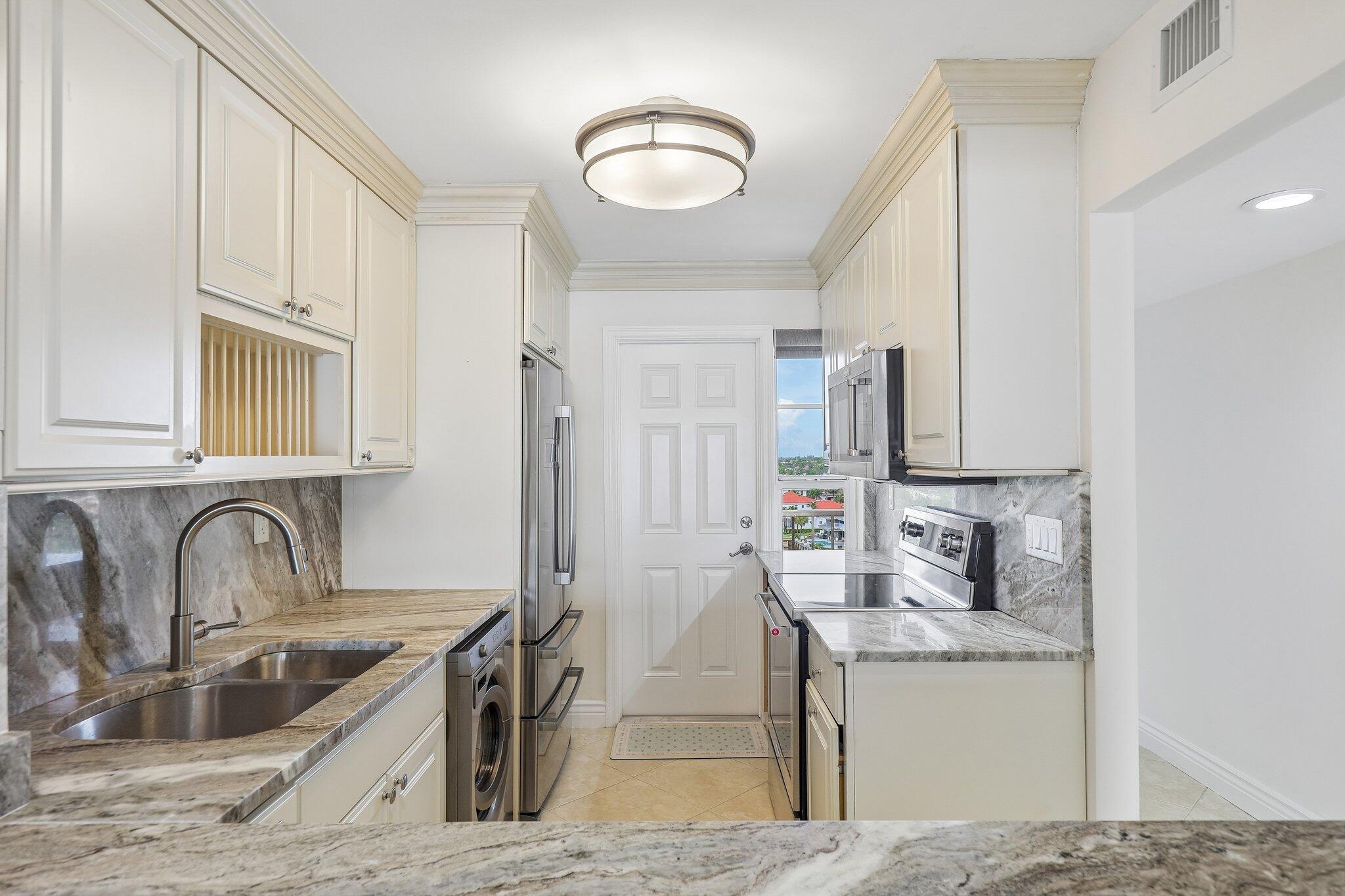 1021 HILLSBORO MILE 607