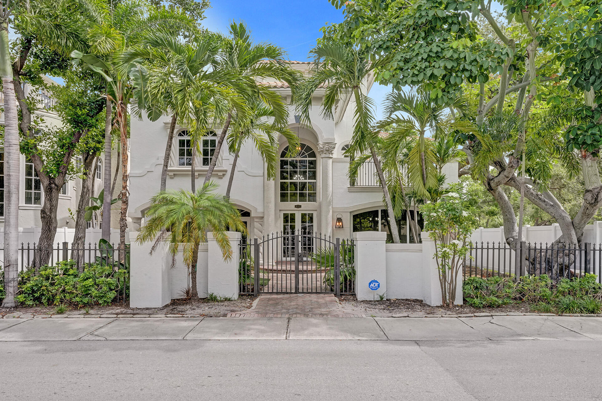 827 SE 2ND Court