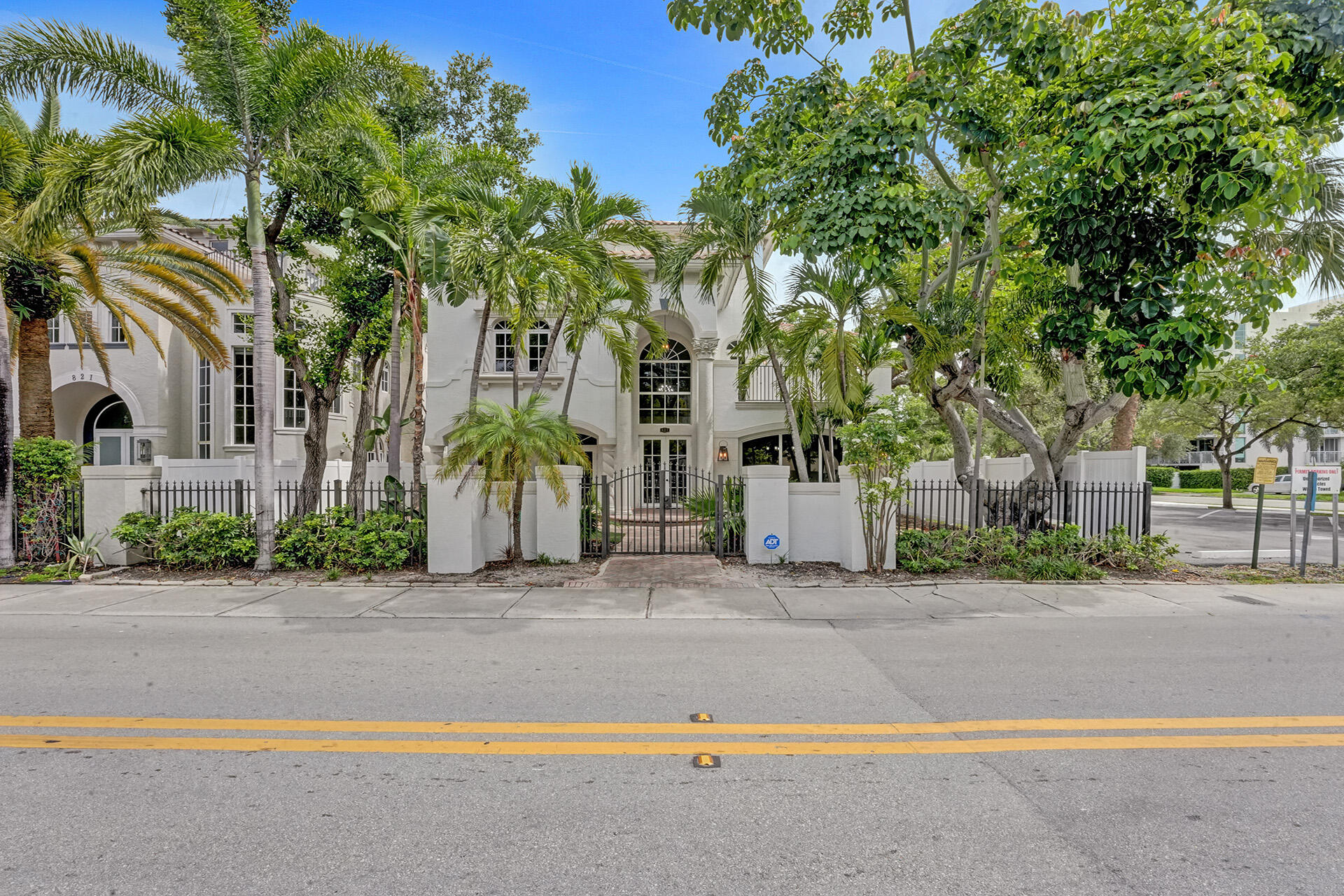 827 SE 2ND Court