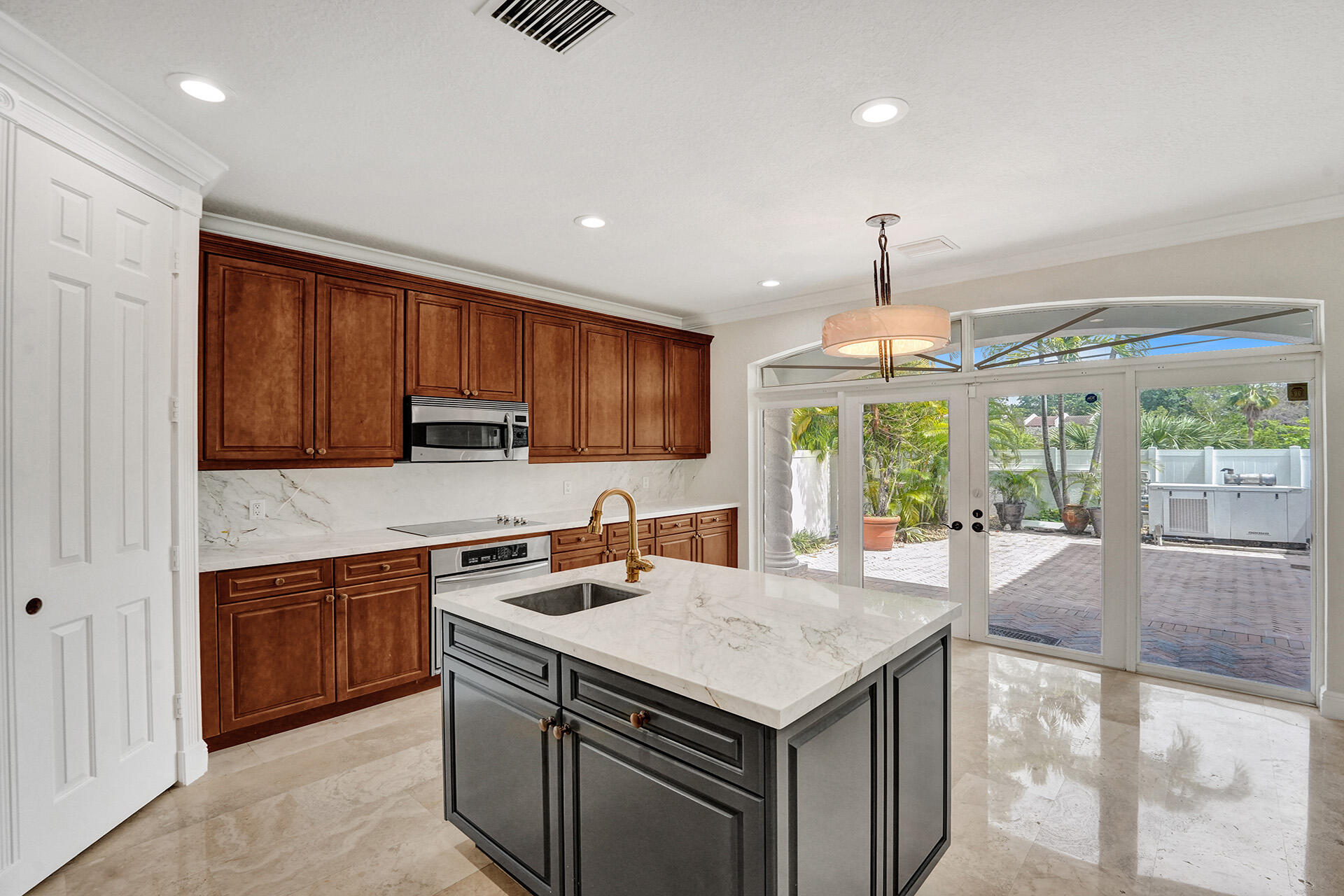 827 SE 2ND Court