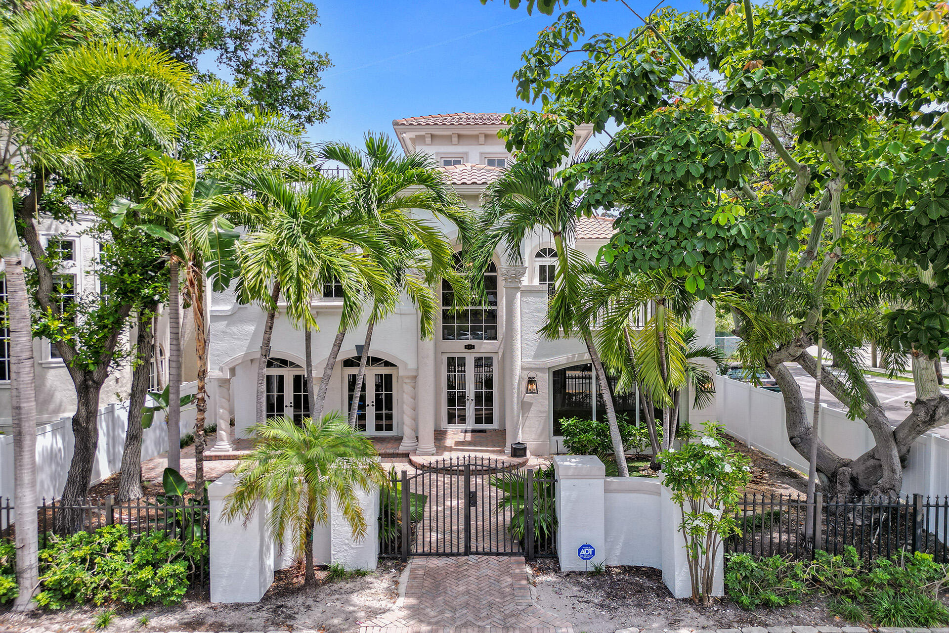 827 SE 2ND Court