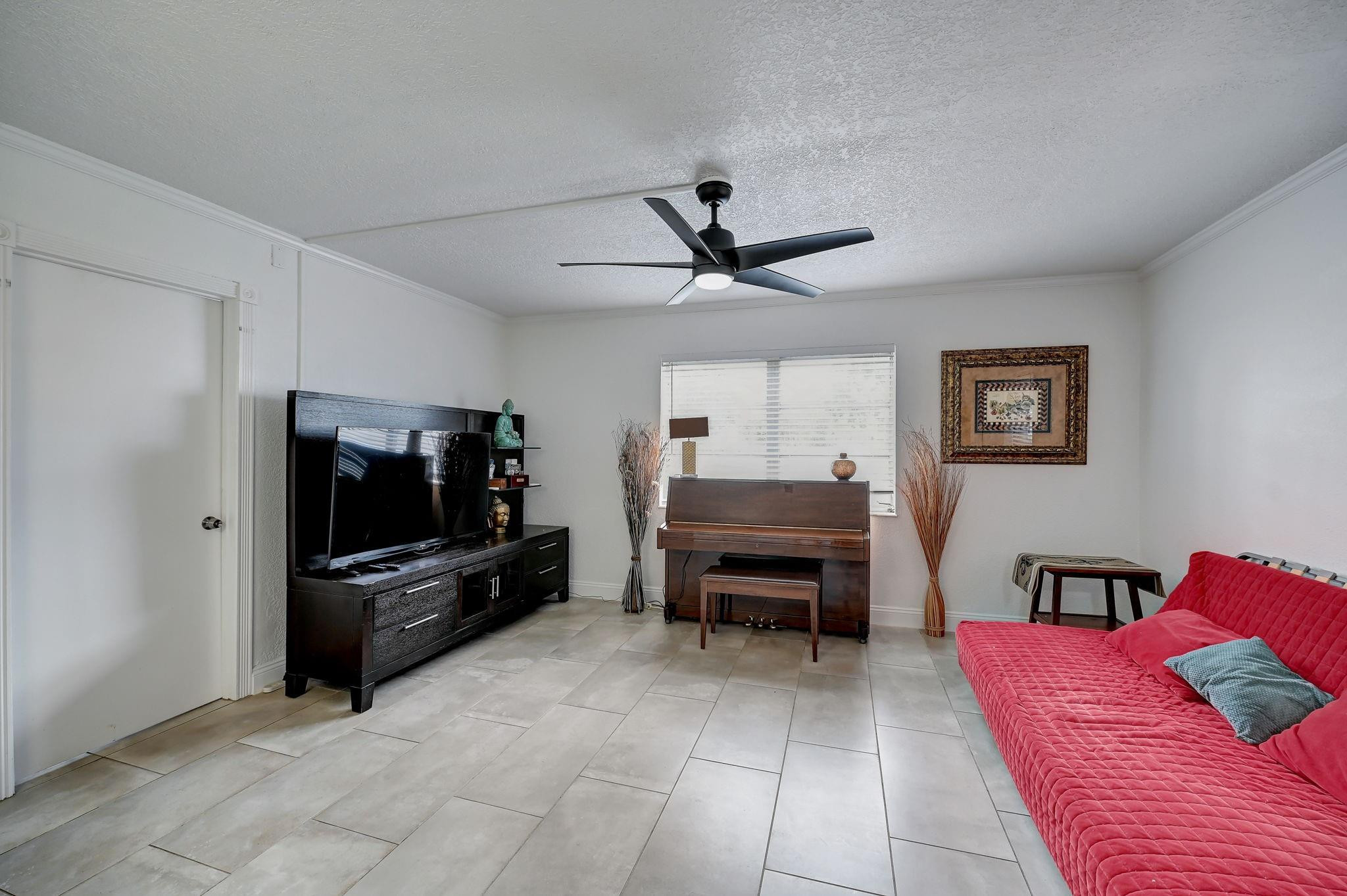 305 NE 16th Street 4
