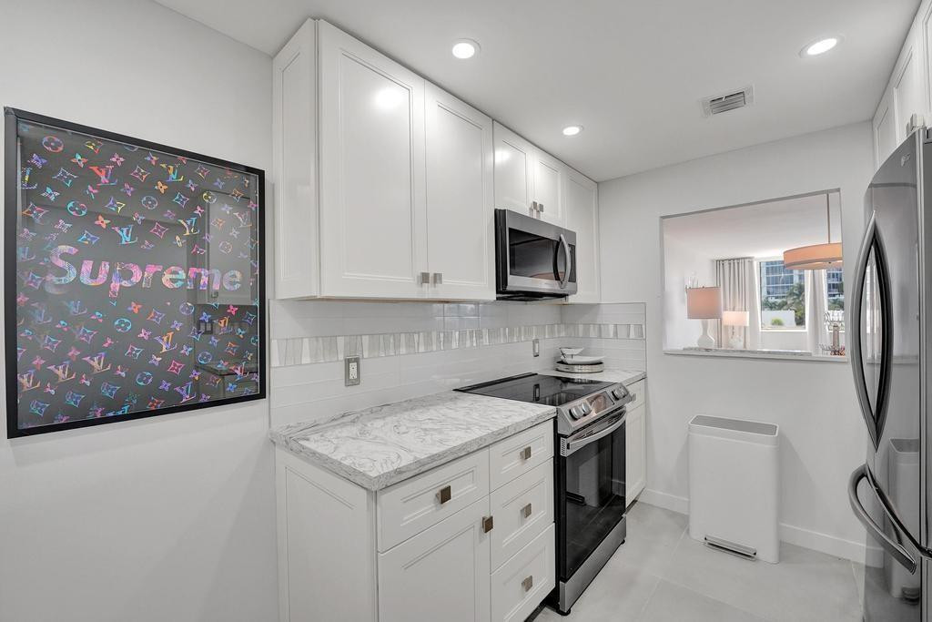 711 N Birch Road 403